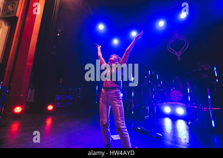 Marzo 17, 2017 - svedese cantante e cantautore, Ebba Tove Elsa Nilsson, meglio conosciuto con il nome di fase Tove Lo, esegue al O2 Shepherds Bush Empire, 2017 Credit: Myles Wright/ZUMA filo/Alamy Live News Foto Stock