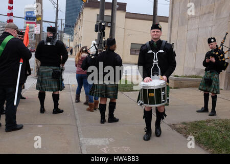 Cleveland, Ohio, USA. Il 17 marzo 2017. La festa di san Patrizio parade i partecipanti a prepararsi per la 175sfilata in una fredda giornata di primavera in Cleveland, Ohio, USA. Contrassegnare Kanning/Alamy Live News. Foto Stock