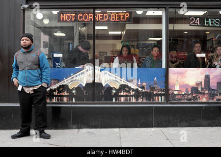 Cleveland, Ohio, USA. 17th, marzo 2017. Di Paolo sulla pubblica piazza nel centro di Cleveland, Ohio, USA, dare diners una vista della festa di San Patrizio festeggiamenti. Contrassegnare Kanning/Alamy Live News Foto Stock