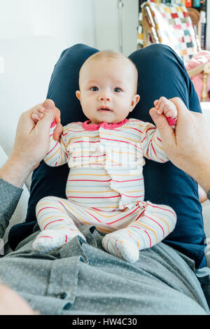 Padre giocando con la nostra bambina in giro Foto Stock