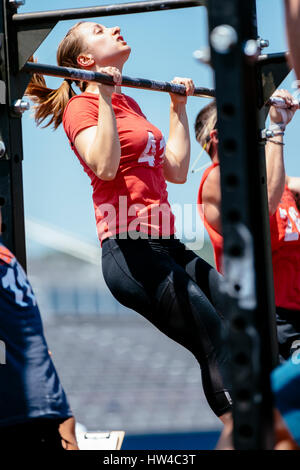 La donna caucasica facendo chin-ups Foto Stock