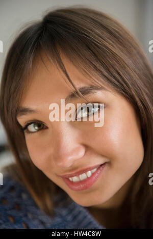 Ritratto di sorridere razza mista donna Foto Stock