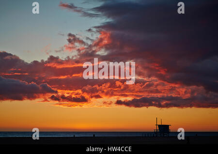 Nuvole illuminato nel colorato tramonto Cielo Foto Stock