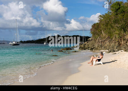 Donna ispanica rilassante sulla spiaggia tropicale Foto Stock