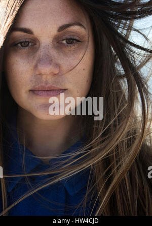 Vento capelli della donna caucasica con lentiggini Foto Stock