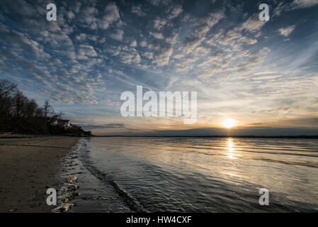 Tramonto sulla spiaggia dell'oceano Foto Stock