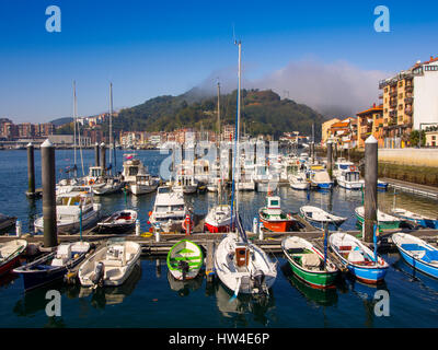 Le barche nel porto. Pasai Donibane. Villaggio di Pescatori di Pasajes de San Juan. San Sebastian, Golfo di Biscaglia, provincia di Gipuzkoa, Paesi Baschi Foto Stock