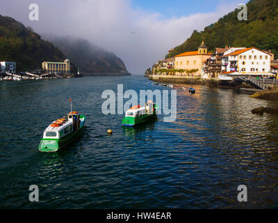 Traversata in battello da Pasajes de San Pedro a Pasai Donibane. Villaggio di Pescatori di Pasajes de San Juan. San Sebastian, Golfo di Biscaglia, provincia di Gipuzkoa, Foto Stock