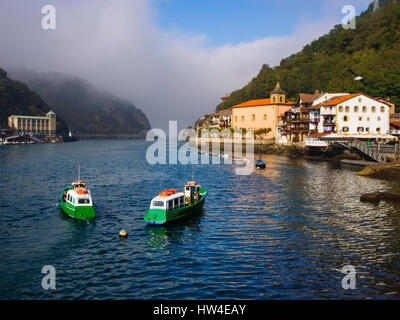 Traversata in battello da Pasajes de San Pedro a Pasai Donibane. Villaggio di Pescatori di Pasajes de San Juan. San Sebastian, Golfo di Biscaglia, provincia di Gipuzkoa, Foto Stock