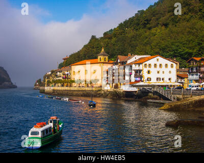 Traversata in battello da Pasajes de San Pedro a Pasai Donibane. Villaggio di Pescatori di Pasajes de San Juan. San Sebastian, Golfo di Biscaglia, provincia di Gipuzkoa, Foto Stock