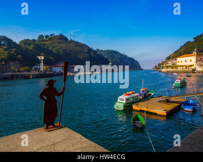 Traversata in battello da Pasajes de San Pedro a Pasai Donibane. Villaggio di Pescatori di Pasajes de San Juan. San Sebastian, Golfo di Biscaglia, provincia di Gipuzkoa, Foto Stock