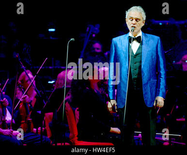 Andrea Bocelli si esibisce dal vivo presso la American Airlines Arena con: Andrea Bocelli dove: Miami, Florida, Stati Uniti quando: 13 Feb 2017 Foto Stock