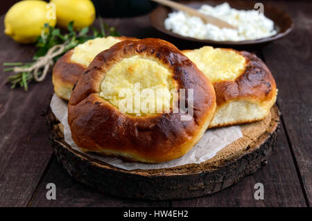 Cottage di vaniglia Ciambelle col formaggio (cheesecake) sul legno scuro dello sfondo. Close up Foto Stock