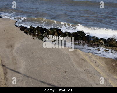 Fine della strada, effetti di erosione costiera, happisburgh, norfolk England Regno Unito Foto Stock