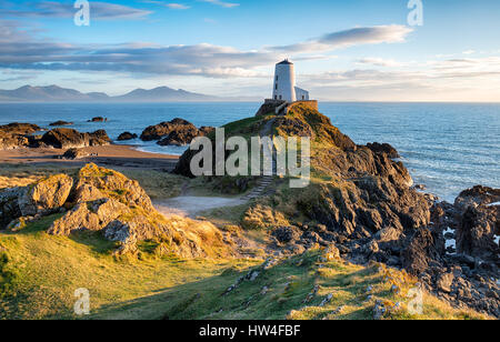 Il faro di Isola di Llanddwyn vicino Newborough sulla costa di Anglesey nel Galles Foto Stock