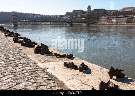 Memoriale ebreo: scarpe sulla sponda del Danubio (Cipők una duna-parton), Budapest, Ungheria Foto Stock