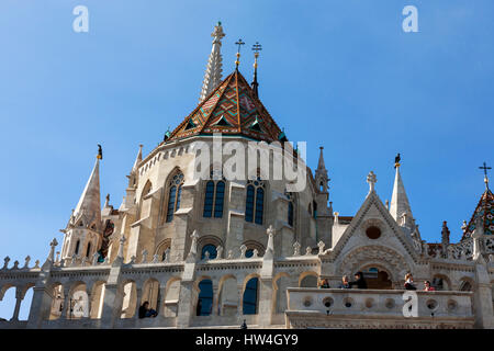 Dettaglio della parte posteriore della Chiesa Mátyás e il Bastione dei Pescatori, Várhegy, Budapest, Ungheria Foto Stock