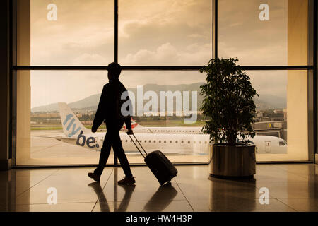 Turistico con bagagli all'aeroporto di Malaga. Costa del Sol, Malaga. Andalusia Spagna meridionale. Europa Foto Stock