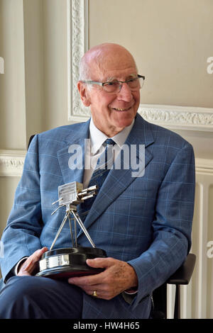 Sir Bobby Charlton tenendo la BBC Sports personalità dell'anno Lifetime Achievement Award 2008 Foto Stock
