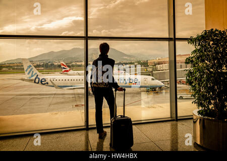Turistico con bagagli all'aeroporto di Malaga. Costa del Sol, Malaga. Andalusia Spagna meridionale. Europa Foto Stock
