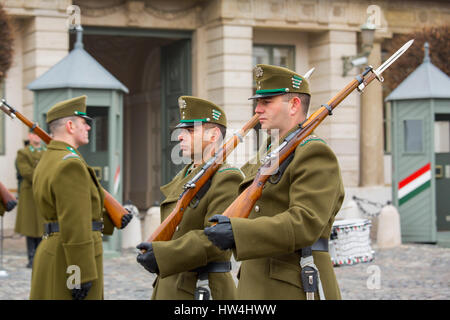 Cambio della Guardia, Palazzo Presidenziale Sandor, Castello di Buda Hill District. Budapest Ungheria, Europa sud-orientale Foto Stock