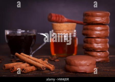 Brasiliano cookie di miele con cioccolato - Pao de mel con tazza di caffè su sfondo di legno. Messa a fuoco selettiva Foto Stock