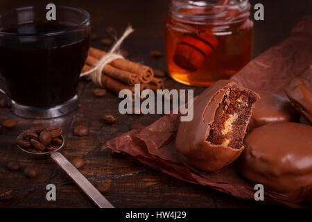 Brasiliano cookie di miele con cioccolato Pao de mel con tazza di caffè su sfondo di legno. Messa a fuoco selettiva Foto Stock