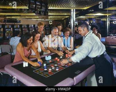 Persone a giocare alla roulette in una nave da crociera di casino Foto Stock