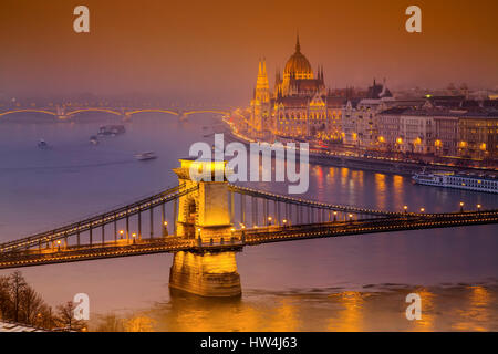 Il Palazzo del Parlamento e la catena ponte sopra il fiume Danubio visto dalla collina del castello distretto. Budapest Ungheria, Europa sud-orientale Foto Stock