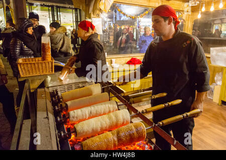 Il cibo all'aria aperta dei chioschi che vendono cibo. Mercato di Natale. Budapest Ungheria, Europa sud-orientale Foto Stock