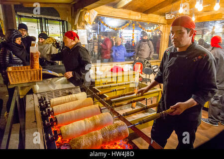 Il cibo all'aria aperta dei chioschi che vendono cibo. Mercato di Natale. Budapest Ungheria, Europa sud-orientale Foto Stock