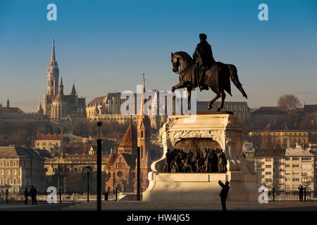 Conte Gyula Andrássy statua, il quartiere del castello skyline. Budapest Ungheria, Europa sud-orientale Foto Stock