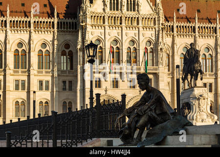 Statua di Josef Attila nella parte anteriore del Parlament edificio in stile neogotico, Assemblea nazionale. Budapest Ungheria, Europa sud-orientale Foto Stock