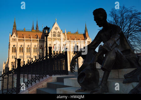 Statua di Josef Attila nella parte anteriore del Parlament edificio in stile neogotico, Assemblea nazionale. Budapest Ungheria, Europa sud-orientale Foto Stock