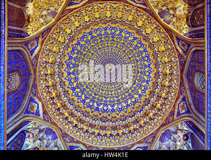 Cupola di Tilya-Kori Madrasah sulla piazza Registan di Samarcanda, Uzbekistan Foto Stock