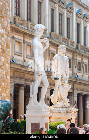 Firenze Palazzo Vecchio, vista delle statue di Davide ed Ercole fuori dal Palazzo Vecchio nel centro di Firenze Foto Stock