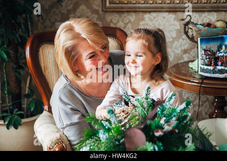 Nonna con bambino la preparazione per il Natale Foto Stock