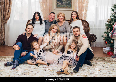 Ritratto di famiglia felice con i nonni a casa Foto Stock