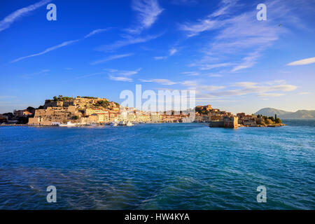 Isola d'Elba, Portoferraio villaggio Porto e skyline da un traghetto. Toscana, Italia. Foto Stock