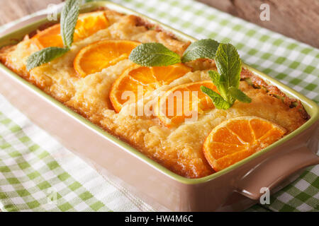 Greco tradizionale torta di yogurt con sciroppo di arancia Portokalopita vicino sul tavolo orizzontale. Foto Stock