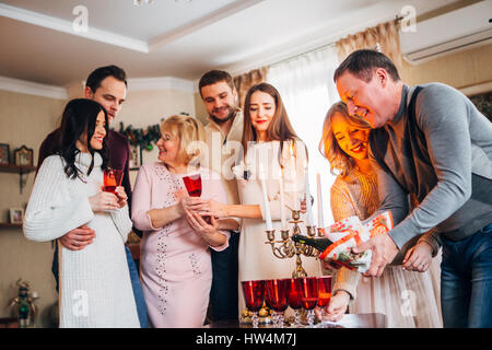La famiglia felice celebrando Foto Stock