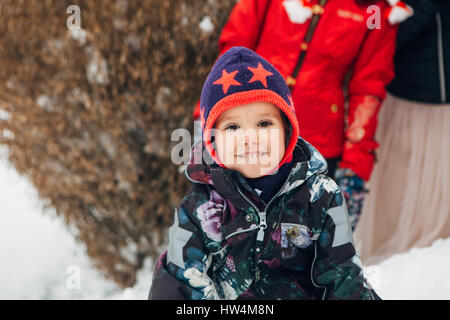 Bambina giocando con il pupazzo di neve Foto Stock