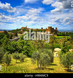 Toscana, Montalcino italiano villaggio medievale, fortezza e la vista della chiesa. Vino Brunello comune.Siena Val d Orcia, Italia. Foto Stock