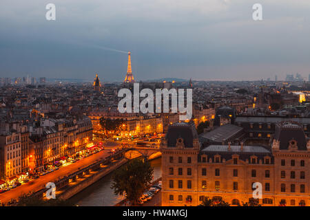 Vista di Parigi dal tetto della cattedrale di Notre Dame Parigi,Francia Foto Stock