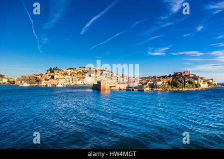 Isola d'Elba, Portoferraio villaggio Porto e skyline da un traghetto. Toscana, Italia. Foto Stock