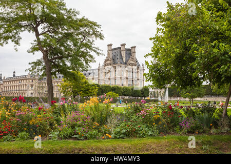 Parigi - Luglio 15, 2014: il famoso giardino delle Tuileries (Jardin des Tuileries). Bella e il popolare giardino pubblico situato tra il museo del Louvre e il P Foto Stock