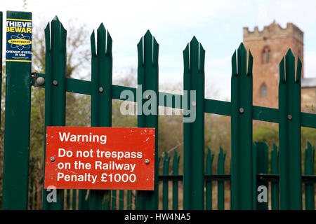 Un segnale di avvertimento di non sottovalutare da un ponte in Hillmorton, Warwickshire che porta la West Coast Main Line railway Foto Stock