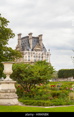 Parigi - Luglio 15, 2014: il famoso giardino delle Tuileries (Jardin des Tuileries). Bella e il popolare giardino pubblico situato tra il museo del Louvre e il P Foto Stock