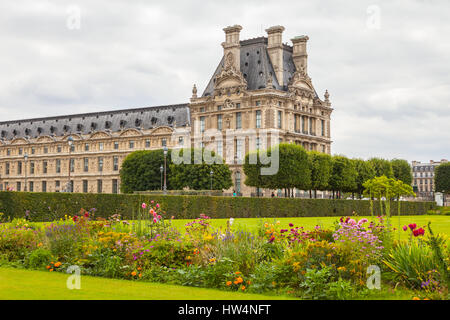 Parigi - Luglio 15, 2014: il famoso giardino delle Tuileries (Jardin des Tuileries). Bella e il popolare giardino pubblico situato tra il museo del Louvre e il P Foto Stock
