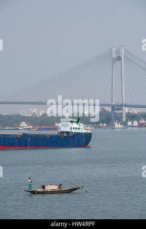 India, Kolkata (Calcutta aka) Bengala Occidentale, Fiume Hooghly. Setu Vidyasagar (ponte) collegamento di quella di Howrah a Kolkata. È il cavo più lungo ponte in Asia Foto Stock
